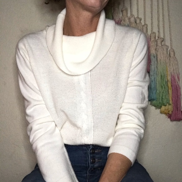 🦢Soft cream colored cowl neck sweater - Picture 2 of 8